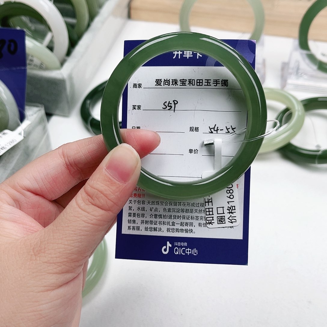 和田玉手镯未镶嵌花****贵