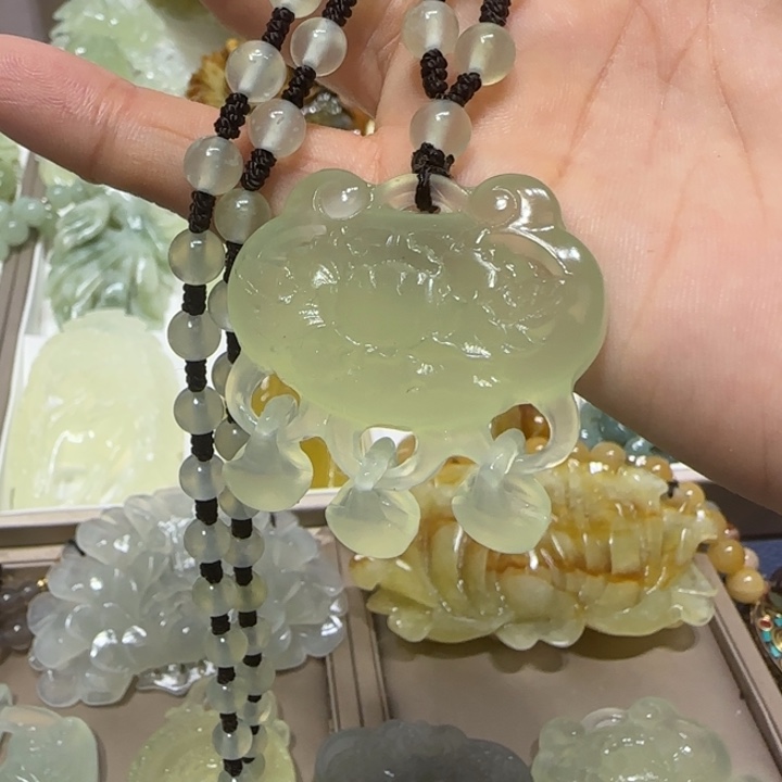 蛇纹石玉吊坠未镶嵌