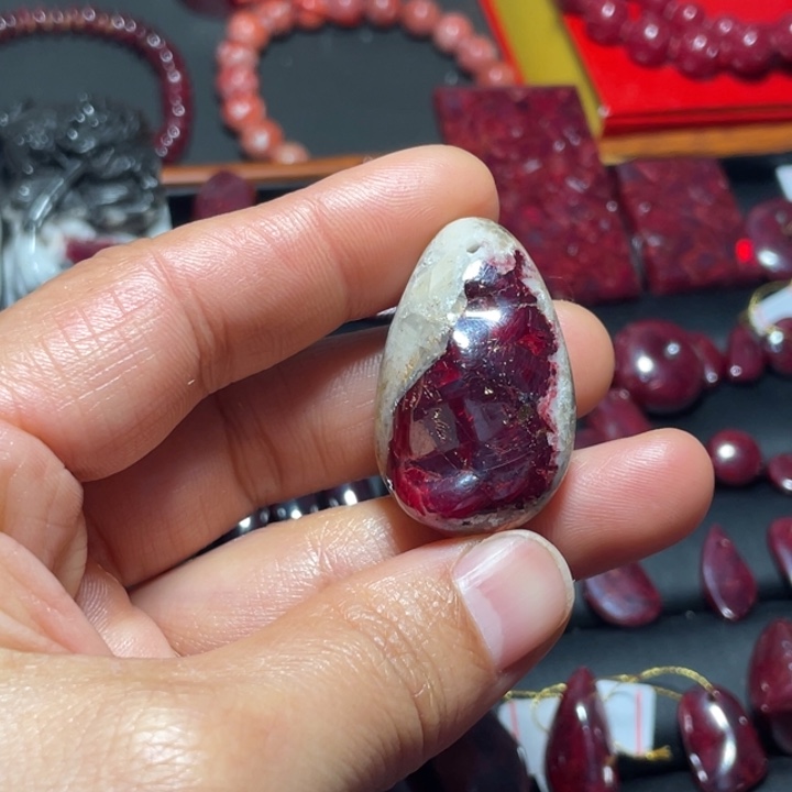 天然辰砂岩屋坪晶体吊坠