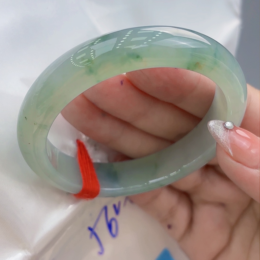 翡翠手镯未镶嵌翡翠手镯