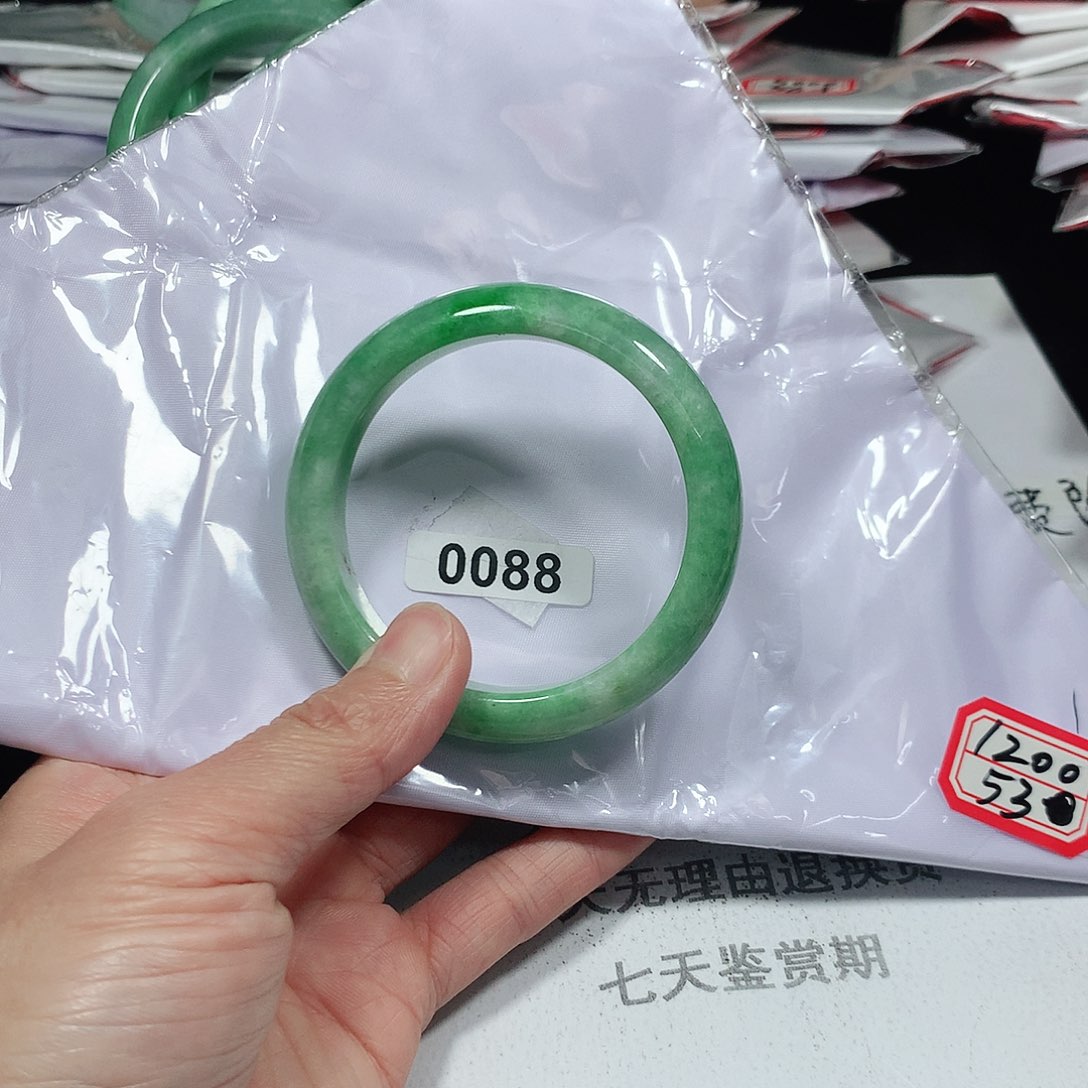 翡翠手镯未镶嵌天然缅甸A货翡翠手镯