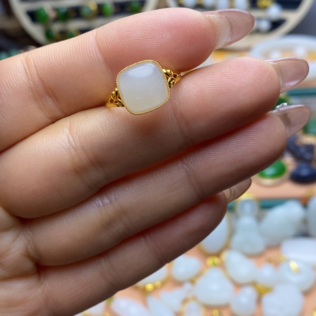 和田玉戒指18K金镶嵌