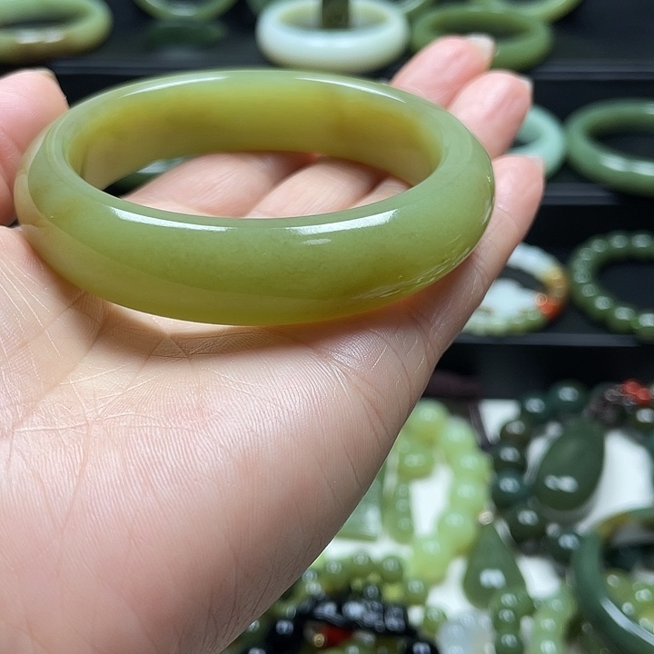 一****和田玉未镶嵌手镯