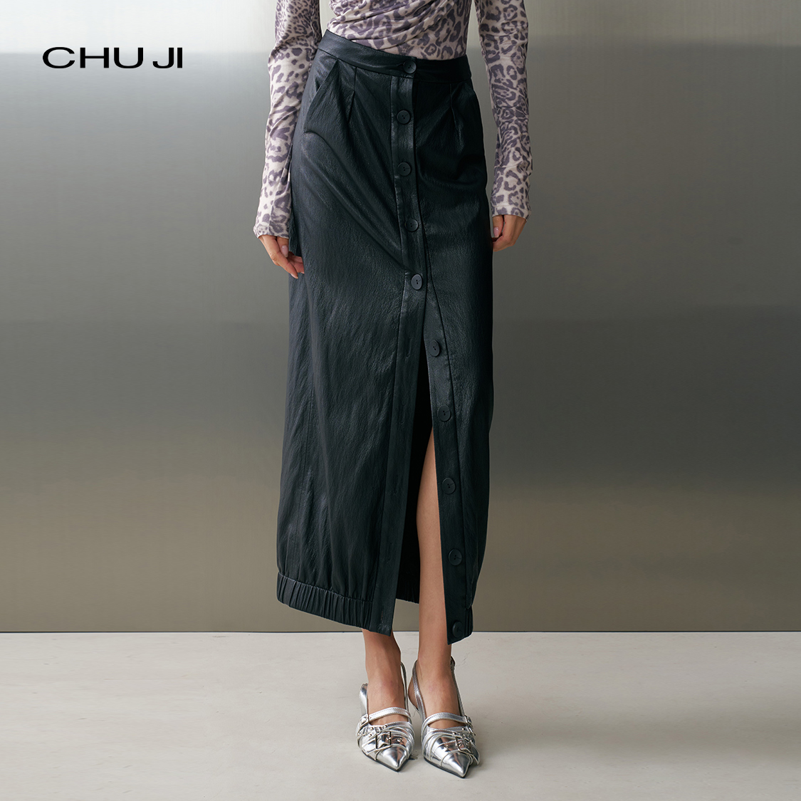 Chuji出迹 智性范本 PU蛋白皮半身裙女秋冬纽扣开叉半裙-E2Z2518L
