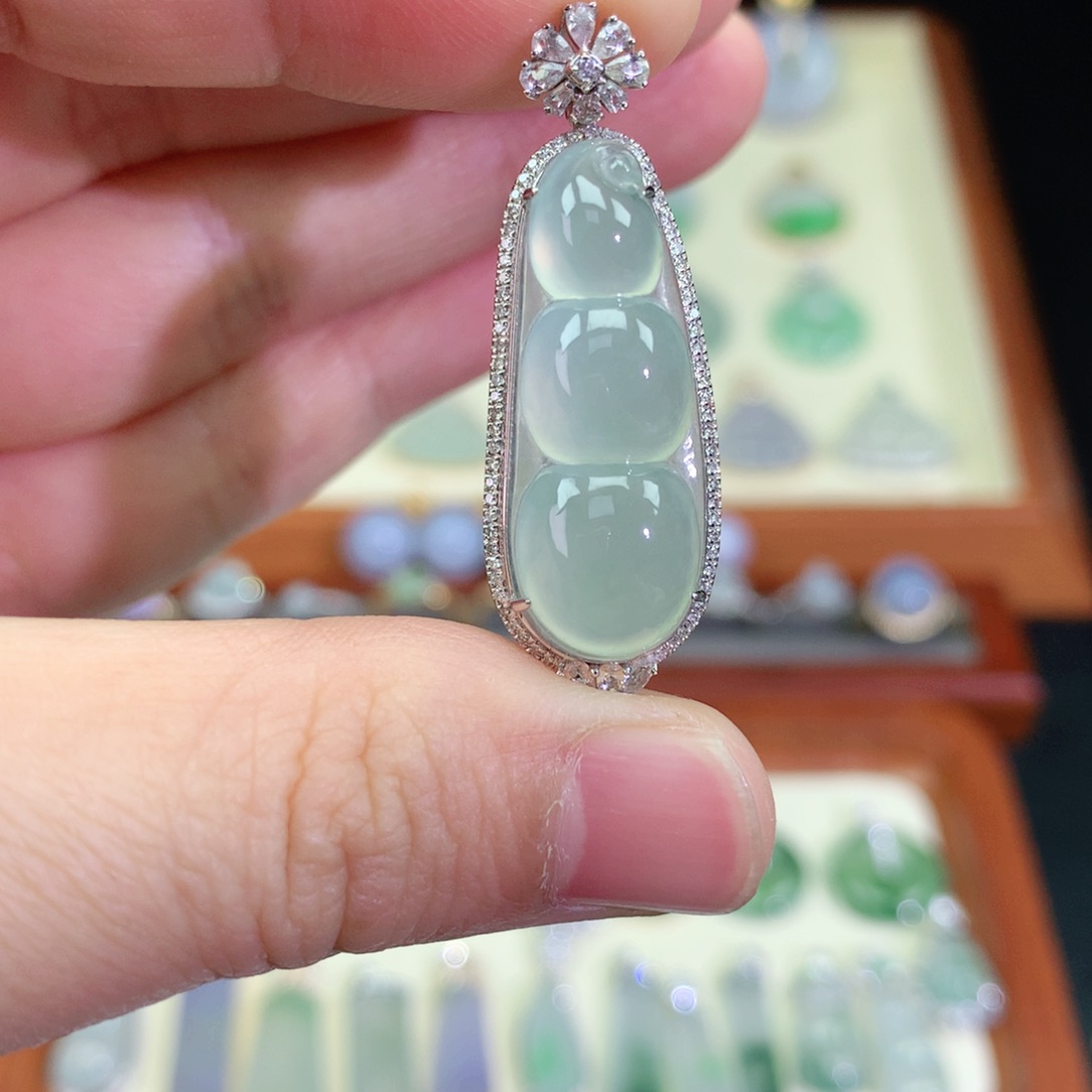 翡翠颈饰18K金镶嵌天然翡翠吊坠a货