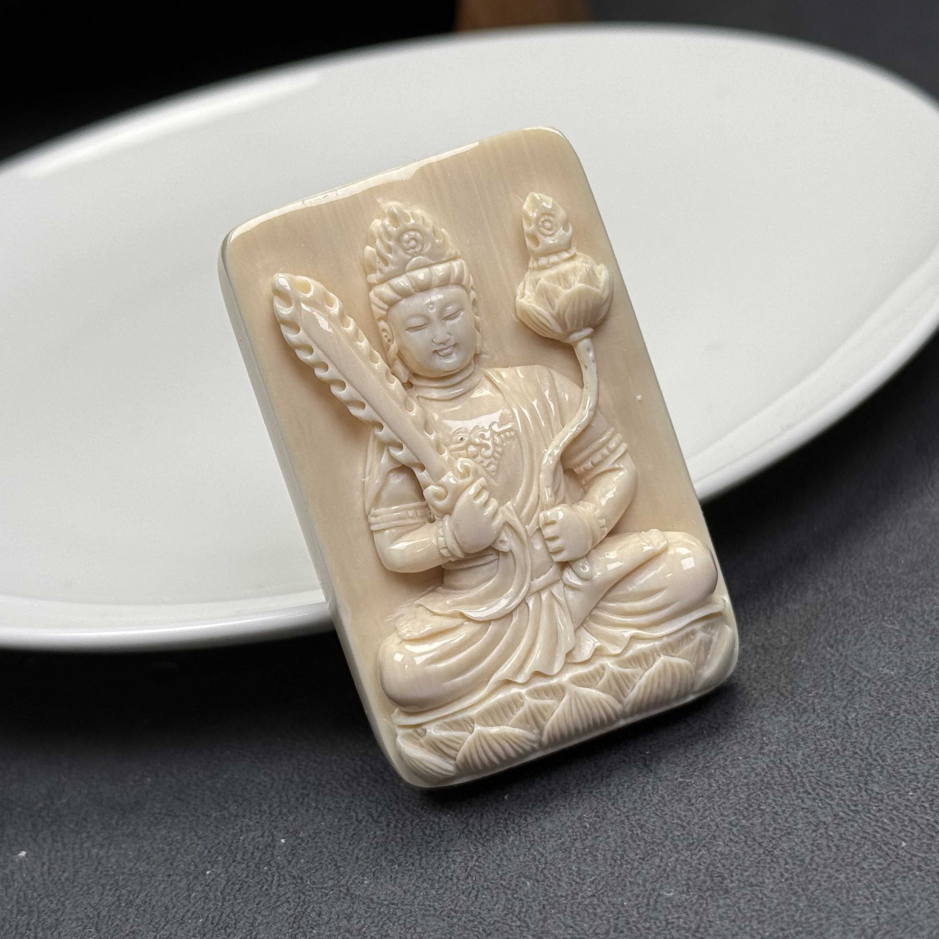 K9775天然猛犸牙雕刻虚空藏菩萨34x53x10mm【京派大师-青松】