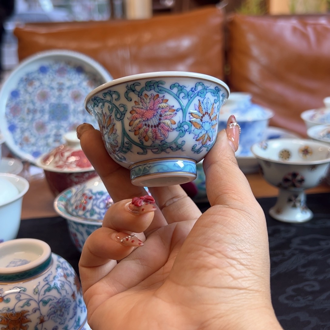 Y冉月观隐斗彩缠枝莲压手