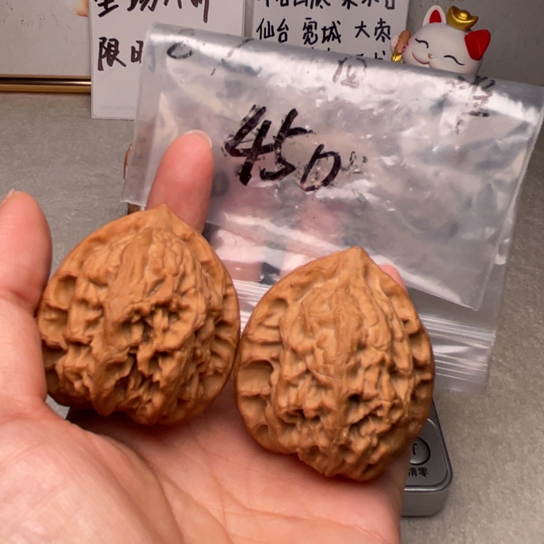 D***o吊坠文玩核桃梨木台