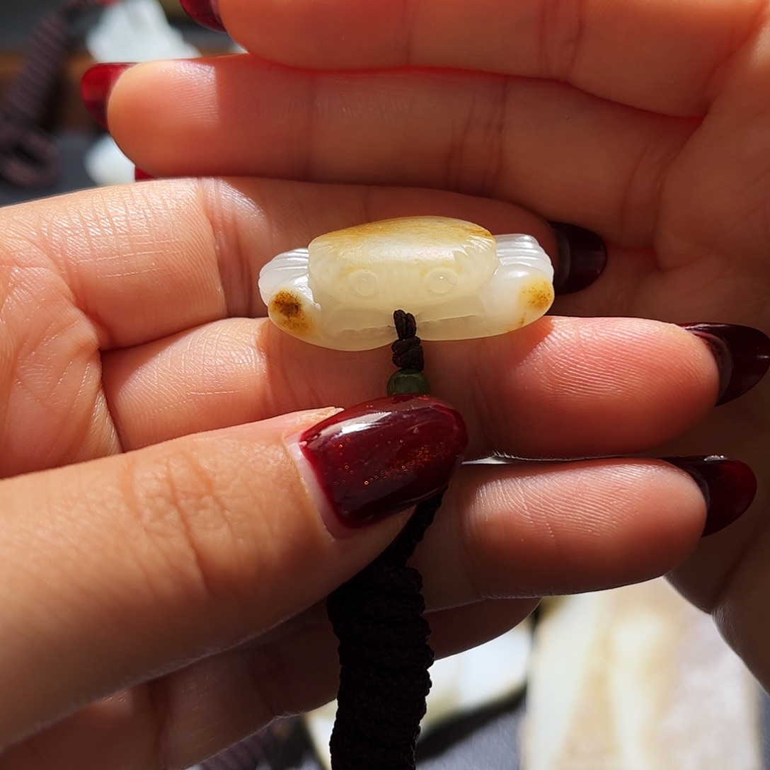 和田玉未镶嵌颈饰彩皮籽螃蟹