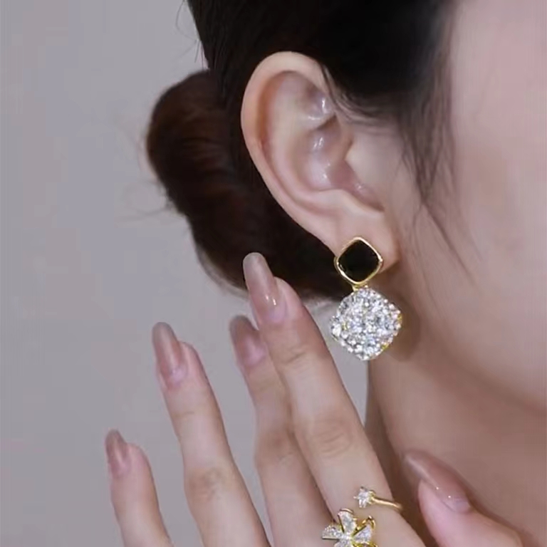 铜合金耳饰 气质轻奢百搭简约简约优雅精致网红设计师耳环F3039