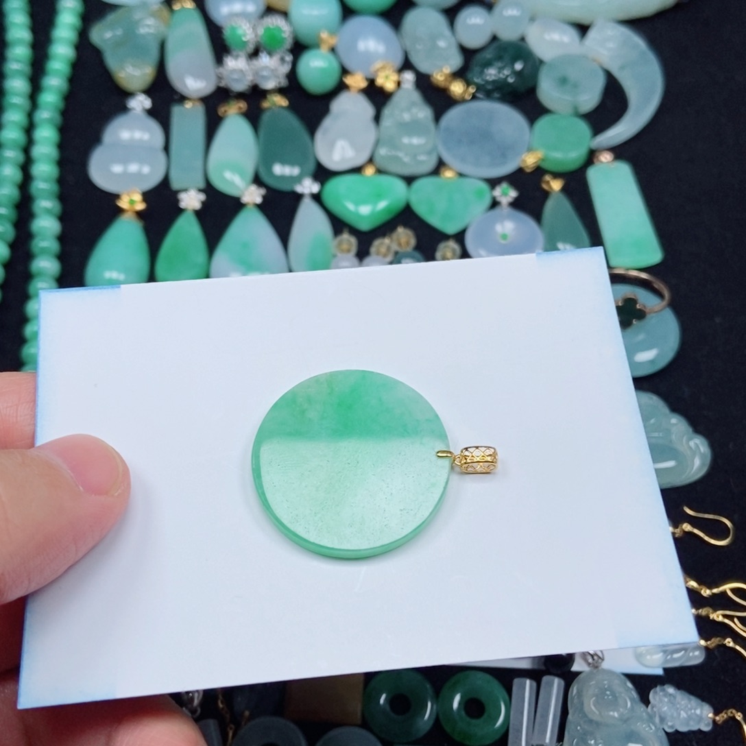 翡翠未镶嵌颈饰圆牌