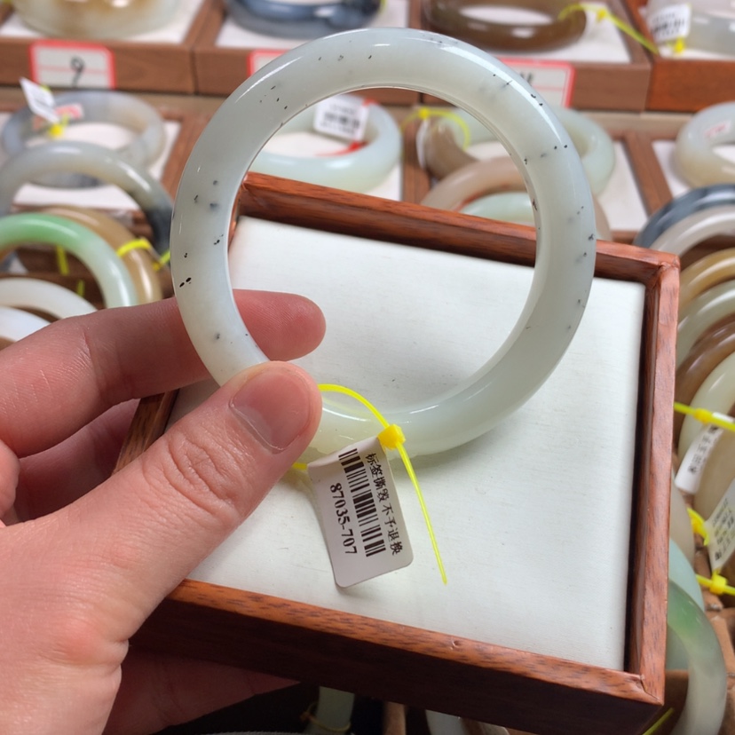 【闪购商品】和田玉手镯未镶嵌59