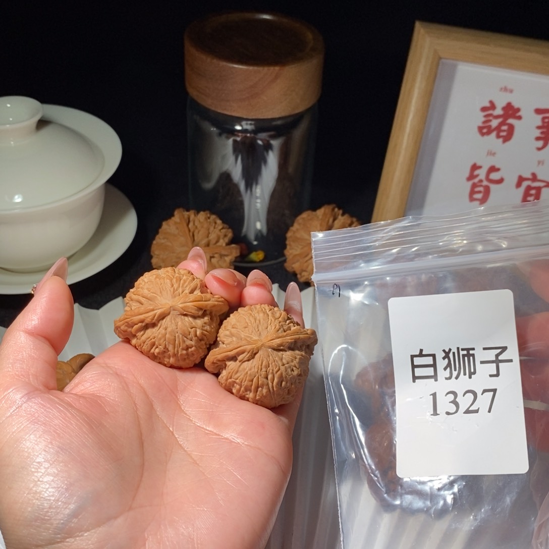 文玩核桃吊坠白狮子41