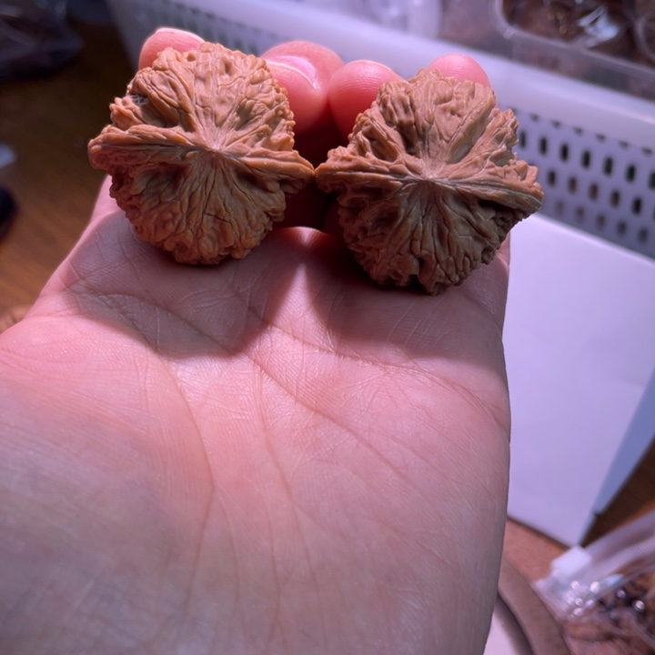 大***狼文玩核桃吊坠磨盘练手对