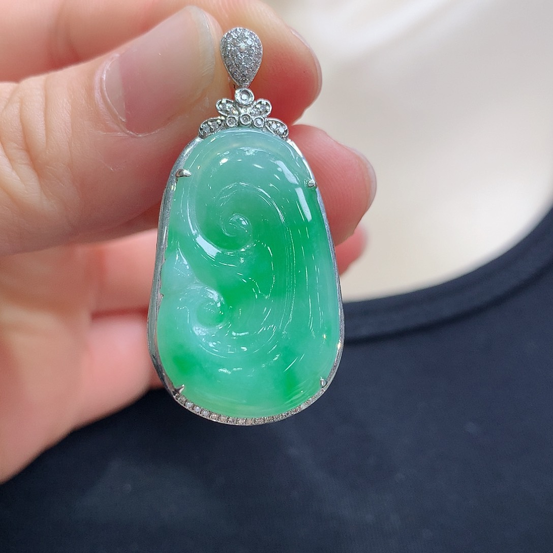 翡翠颈饰18K金镶嵌如意