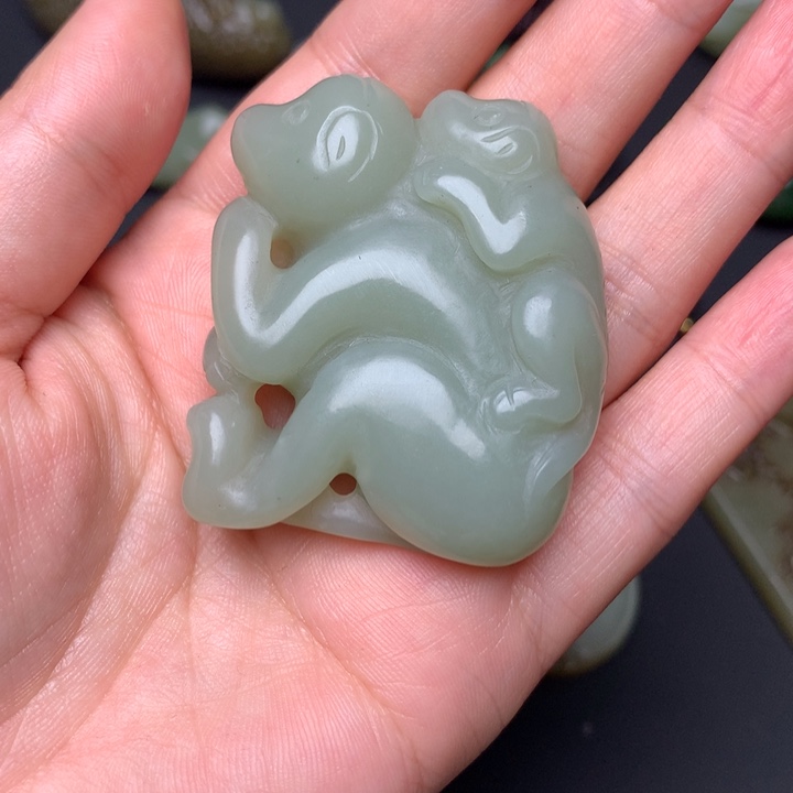 和田玉颈饰未镶嵌?