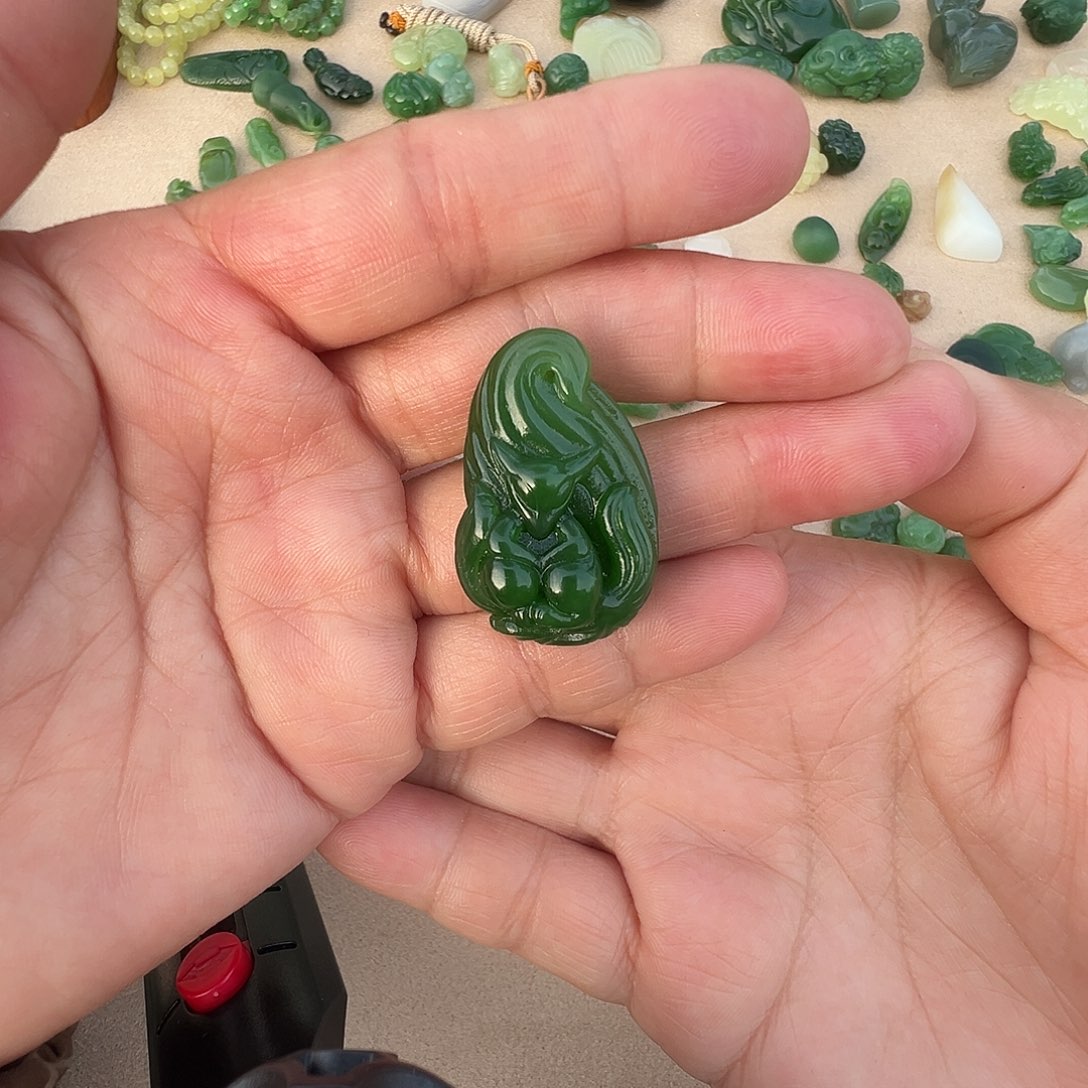 颈饰未镶嵌和田玉（碧玉）