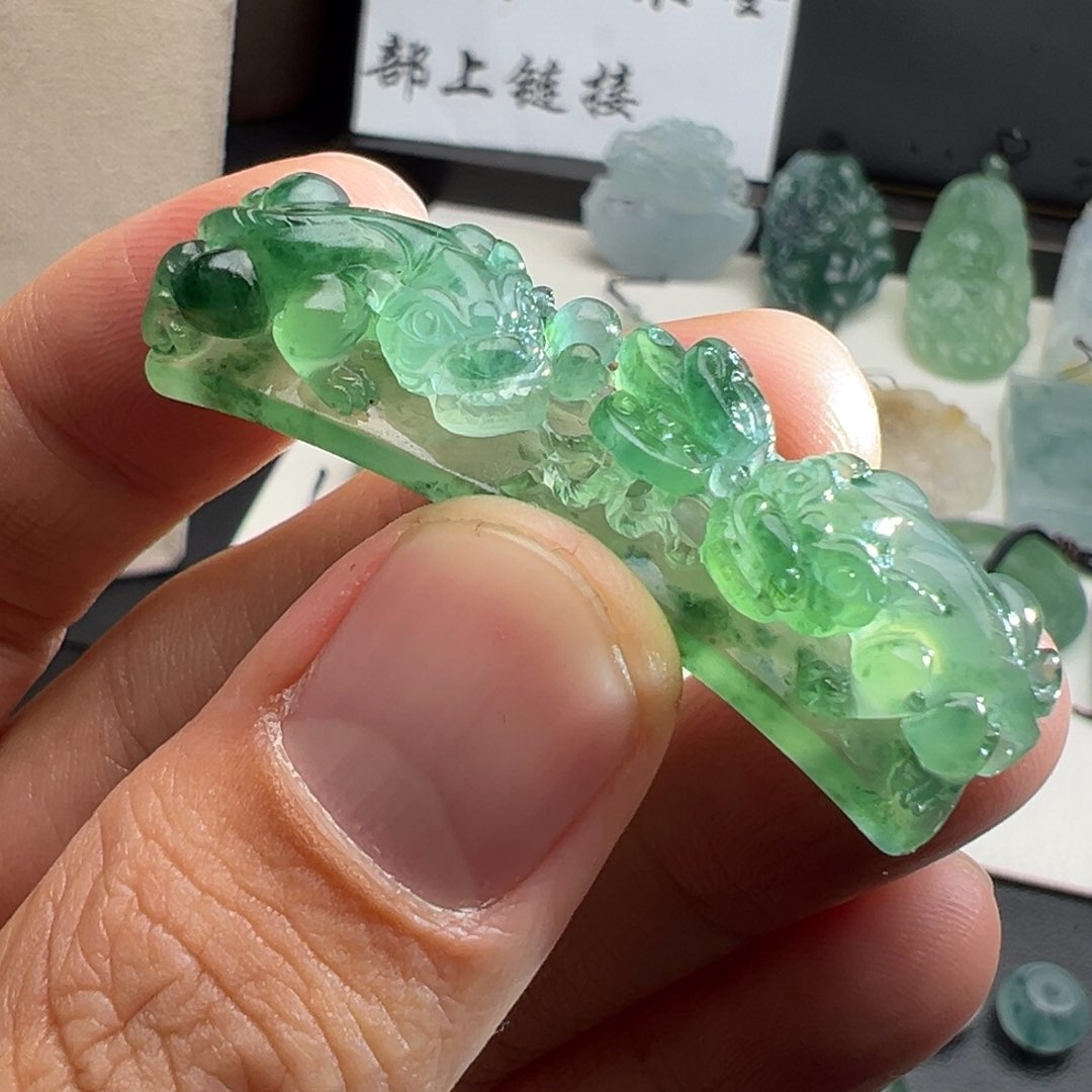 定制翡翠未镶嵌手牌