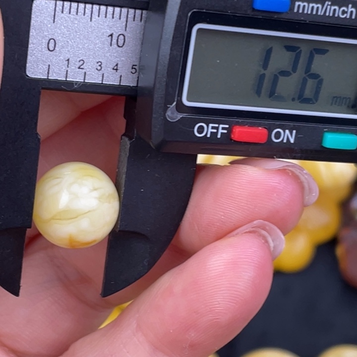 蜜蜡未镶嵌裸石微瑕783