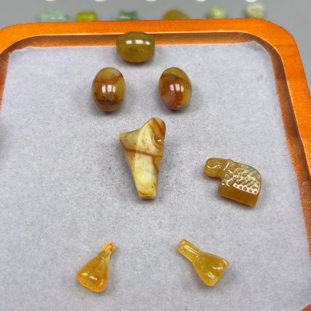 未镶嵌蛇纹石玉颈饰一套