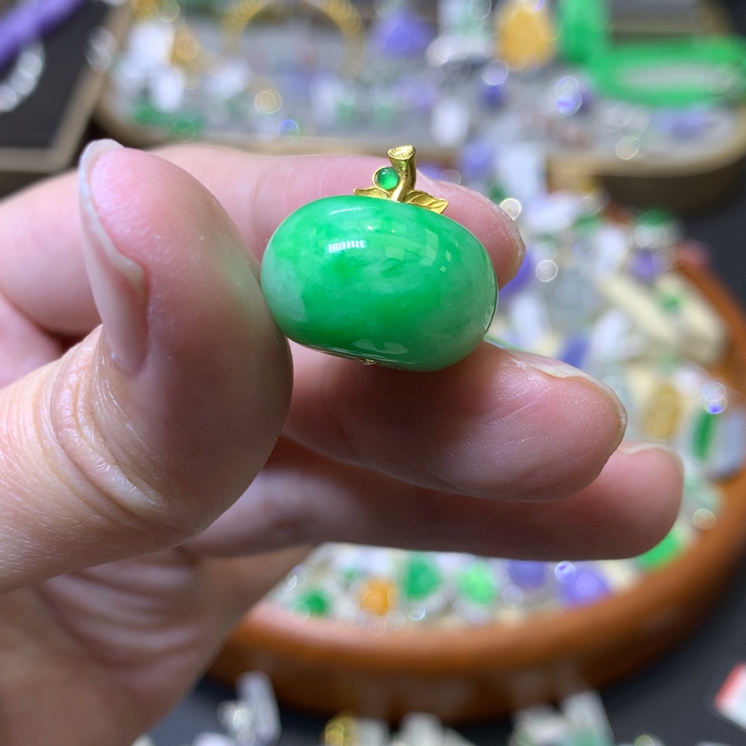 颈饰18K金镶嵌翡翠