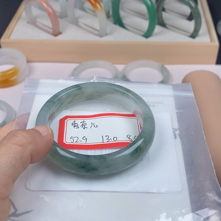 香***儿石英岩玉未镶嵌手镯