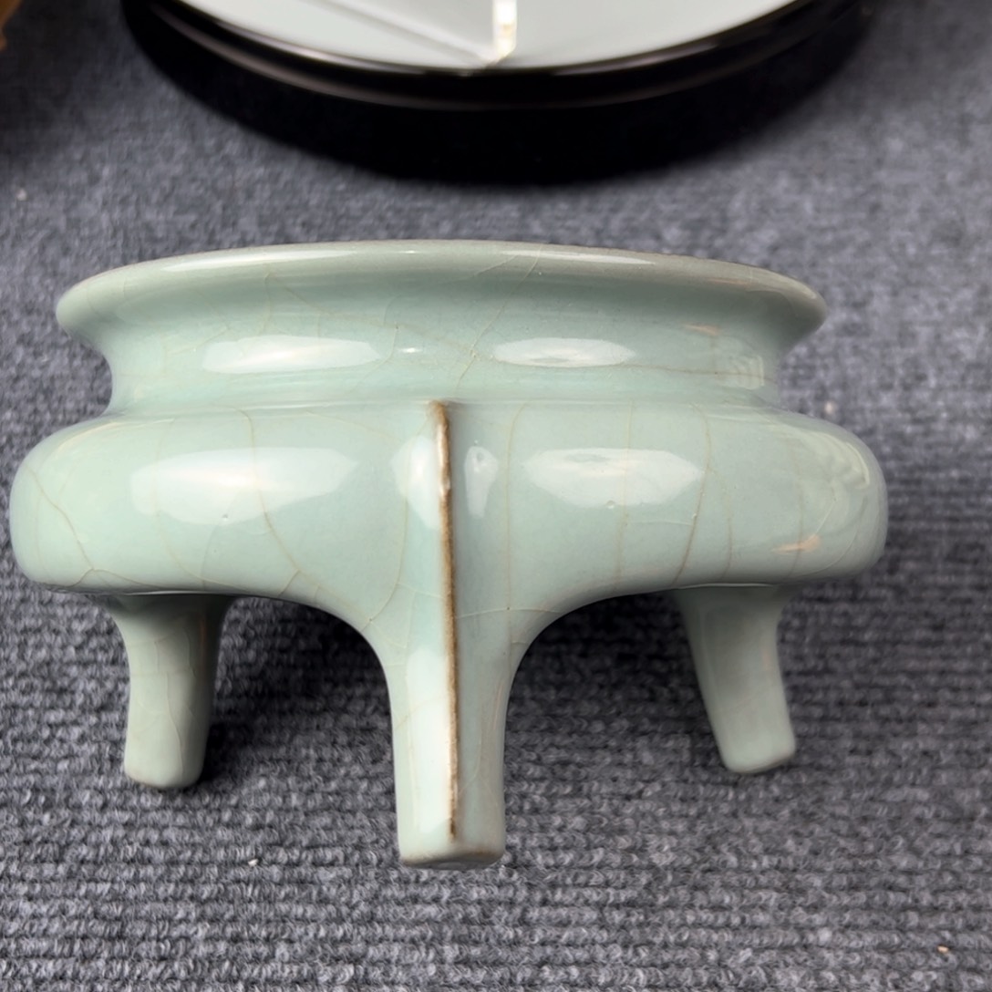 瓷片陶瓷开片纹三足炉