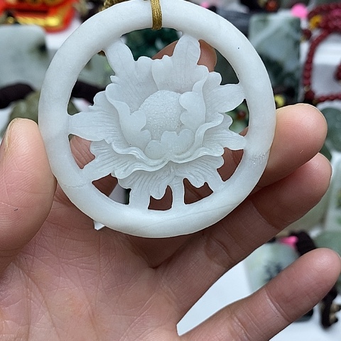 独山玉颈饰未镶嵌