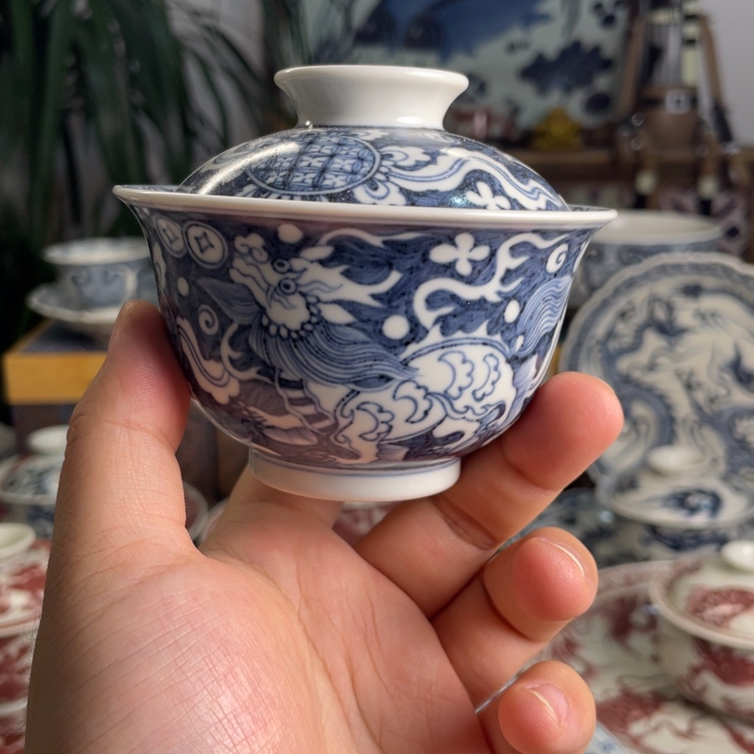 元青花蓝底瑞兽盖碗微瑕