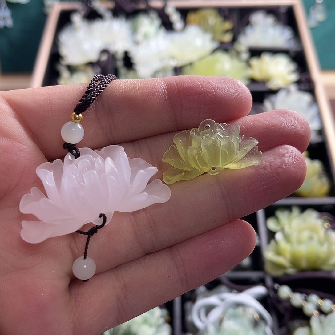 游***弋蛇纹石玉未镶嵌颈饰