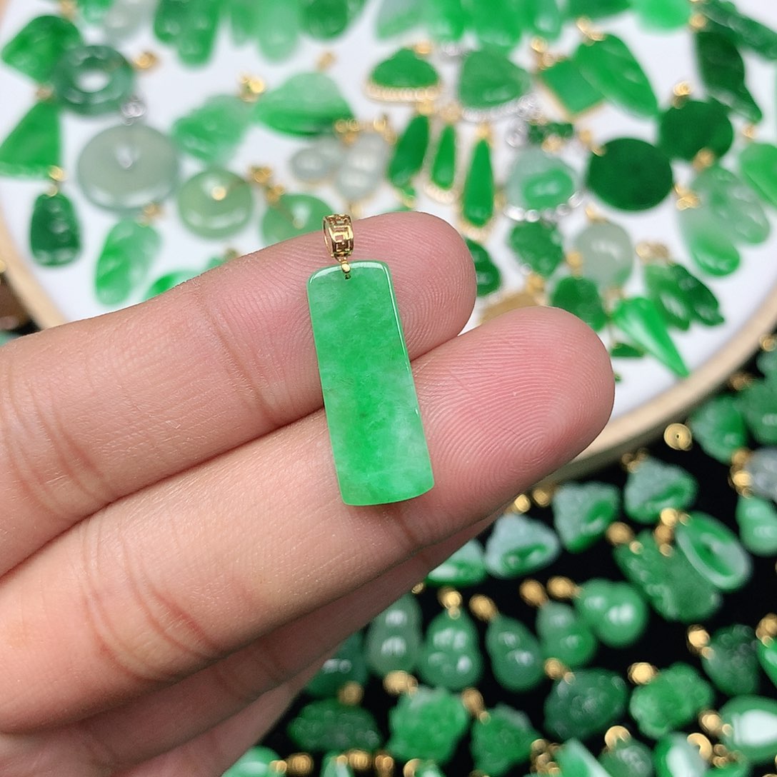 翡翠颈饰18K金镶嵌枝****y小巧精美飘阳绿小素面牌
