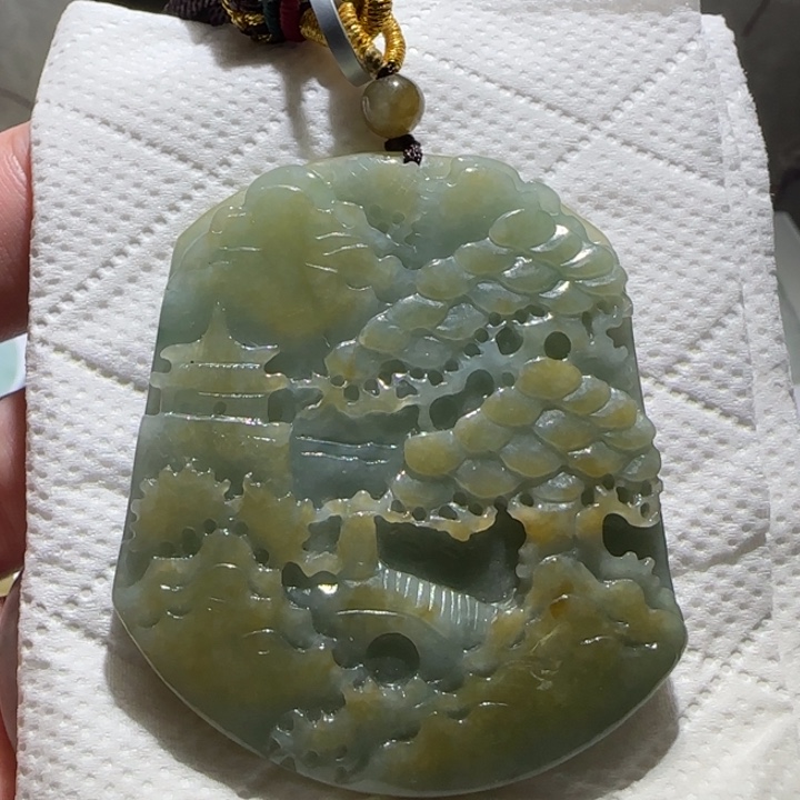 翡翠颈饰未镶嵌山水