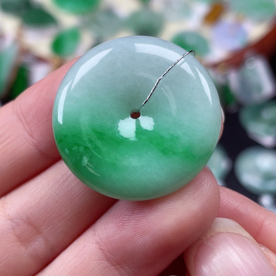 颈饰未镶嵌翡翠平安扣