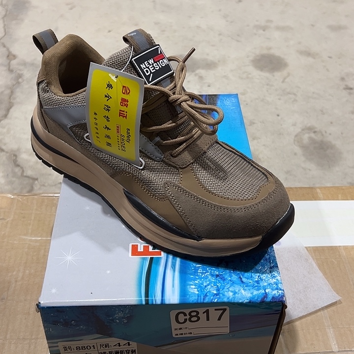 编码817号。 44码防砸防刺劳保鞋。