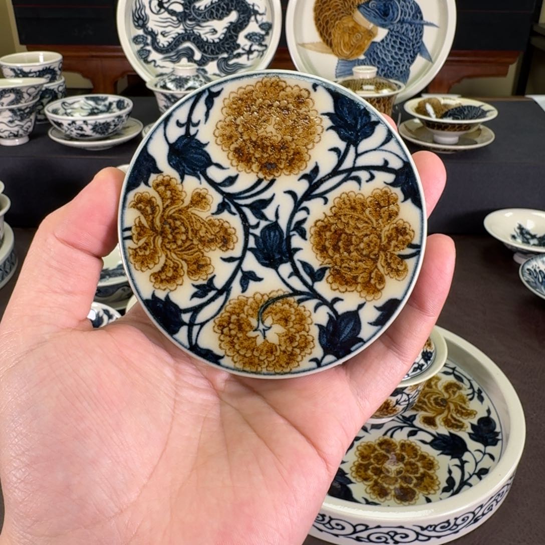 青花釉里金四象牡丹盖置