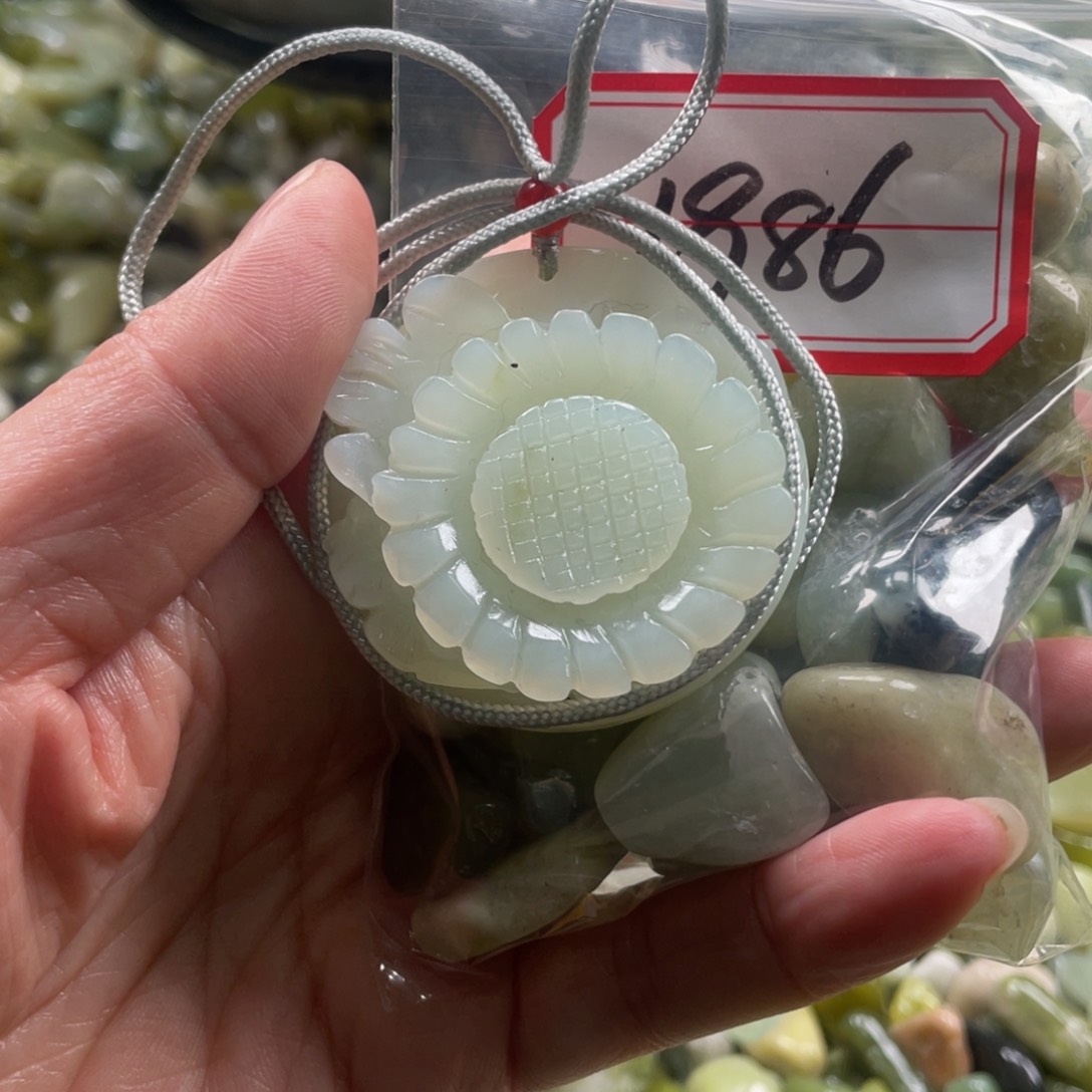 蛇纹石玉颈饰未镶嵌