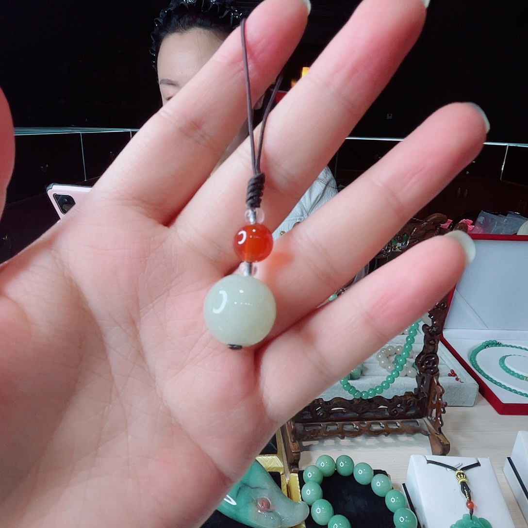 颈饰未镶嵌密玉（石英质玉）