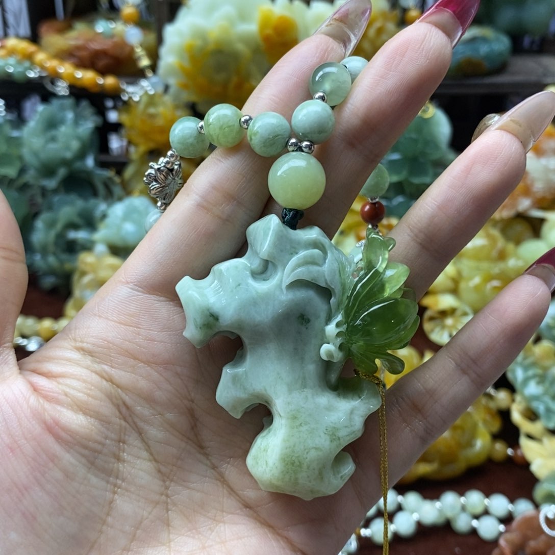 蛇纹石玉挂件未镶嵌