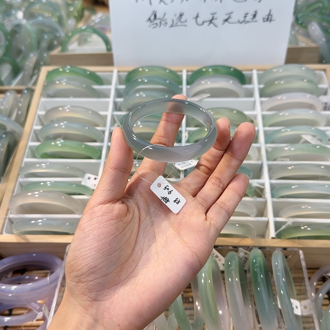 玛瑙/玉髓未镶嵌手镯圈口50.6