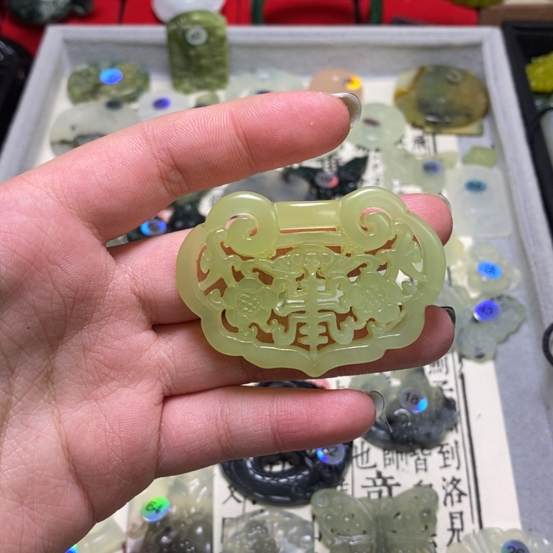 蛇纹石玉颈饰未镶嵌锁