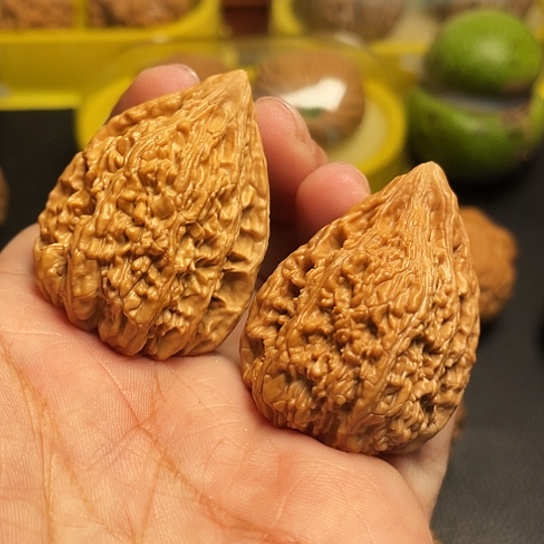 文玩核桃塔尖一对