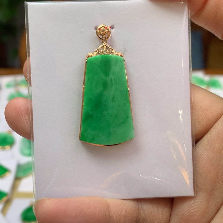 翡翠颈饰18K金镶嵌翡翠吊坠