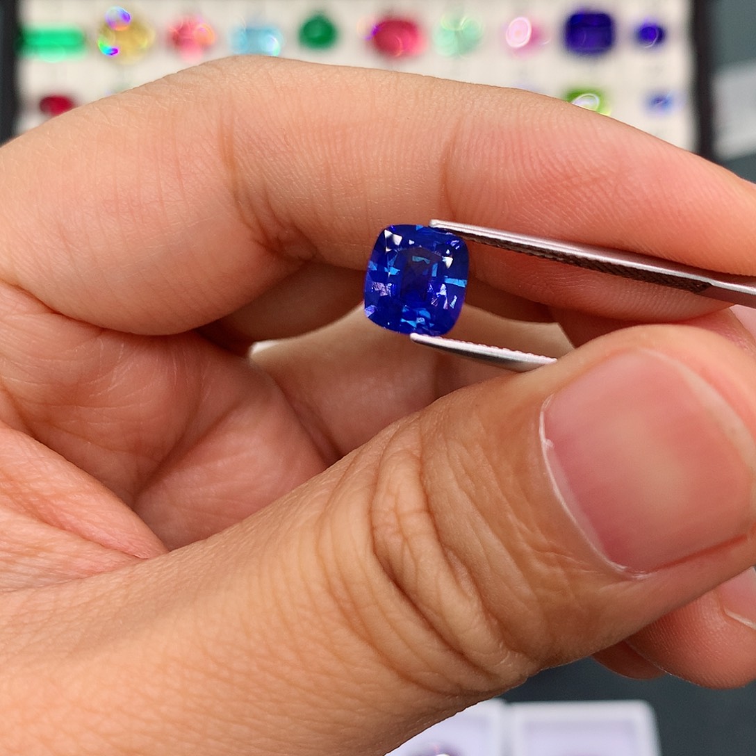 蓝宝石裸石未镶嵌2.01克拉丝绒皇家蓝AIGS大证