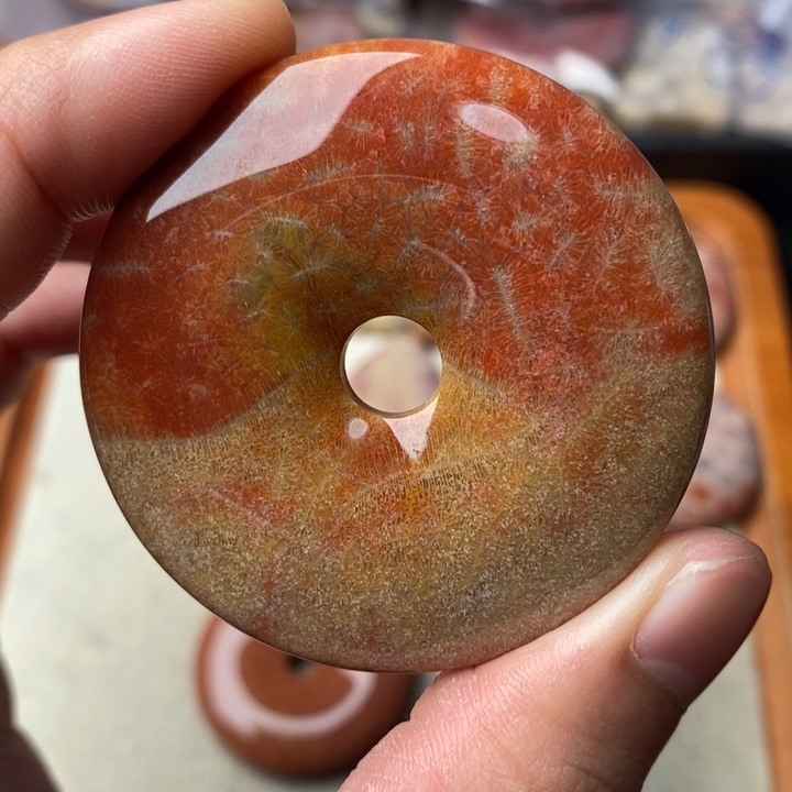 硅化玉颈饰未镶嵌满**气