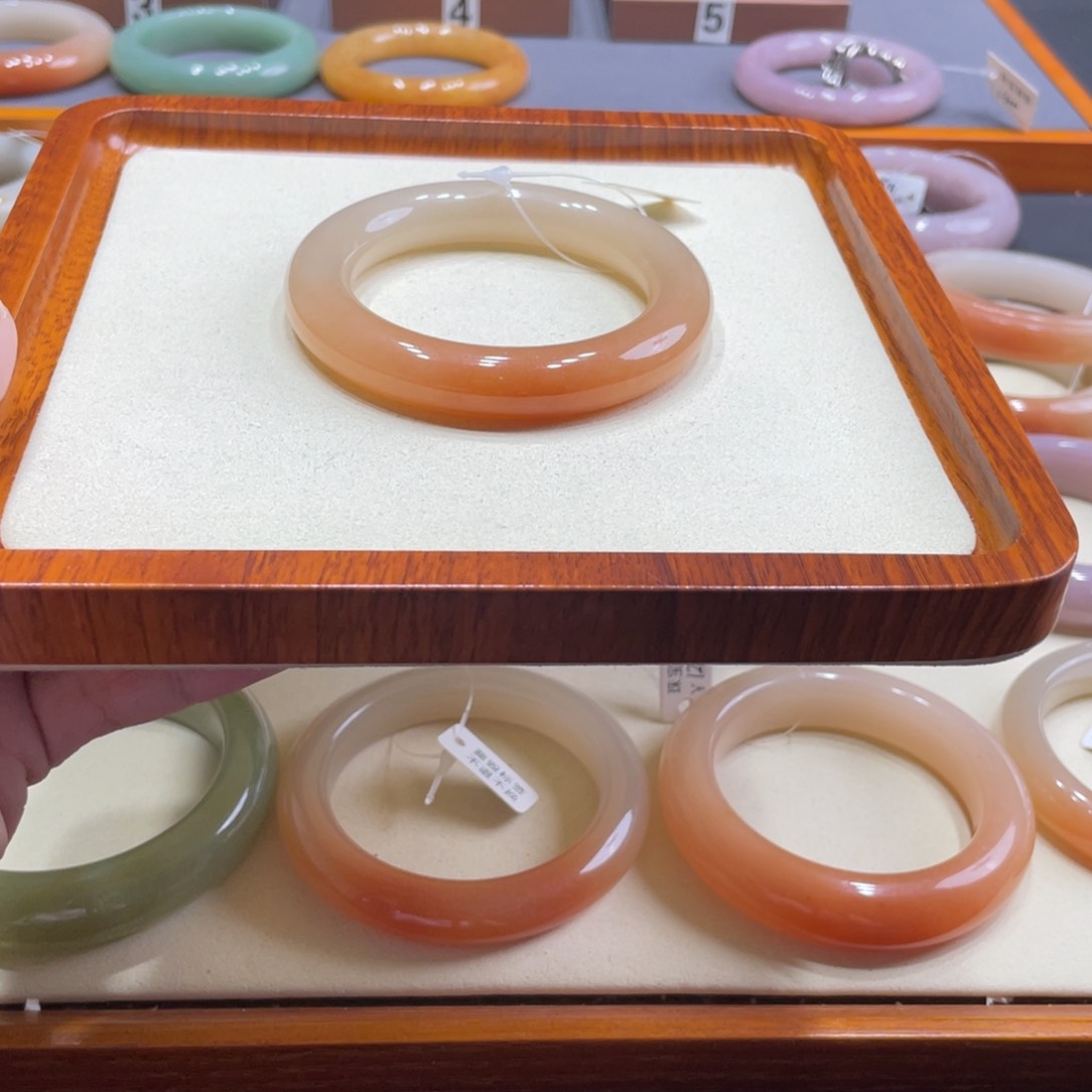 石英质玉手镯未镶嵌卜**。