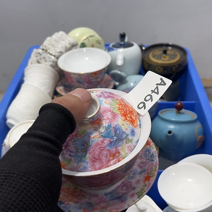 玲***u瓷片默认微瑕瓷器、茶具、壶、摆件，介意勿拍 