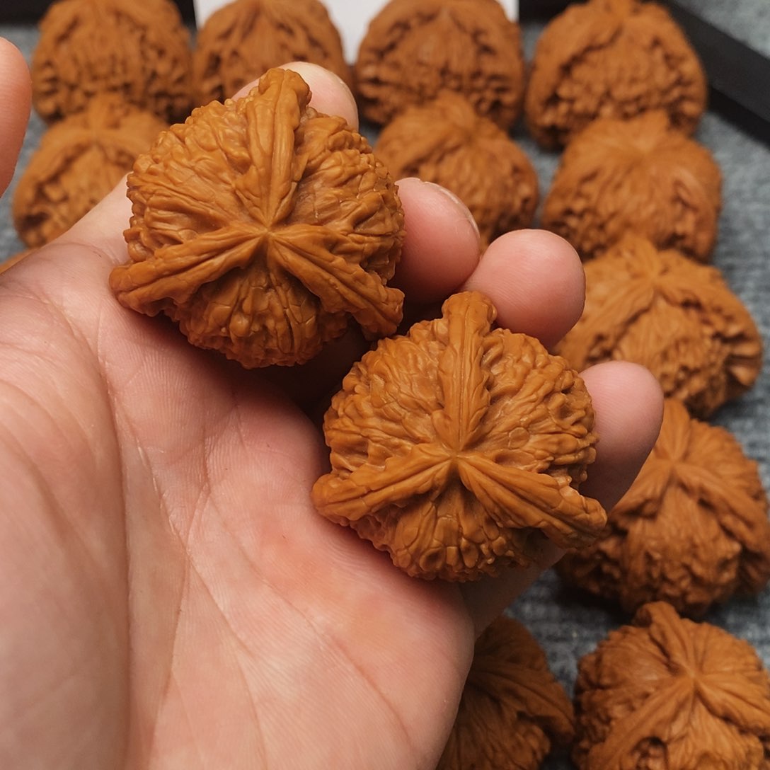 文玩核桃吊坠?***，精工修复三棱38白奔