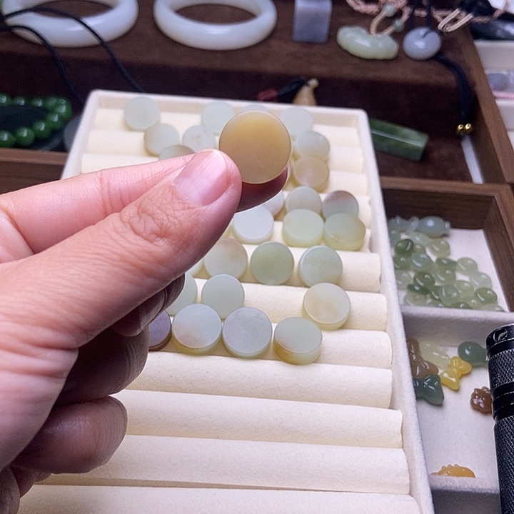 小***恩和田玉未镶嵌颈饰