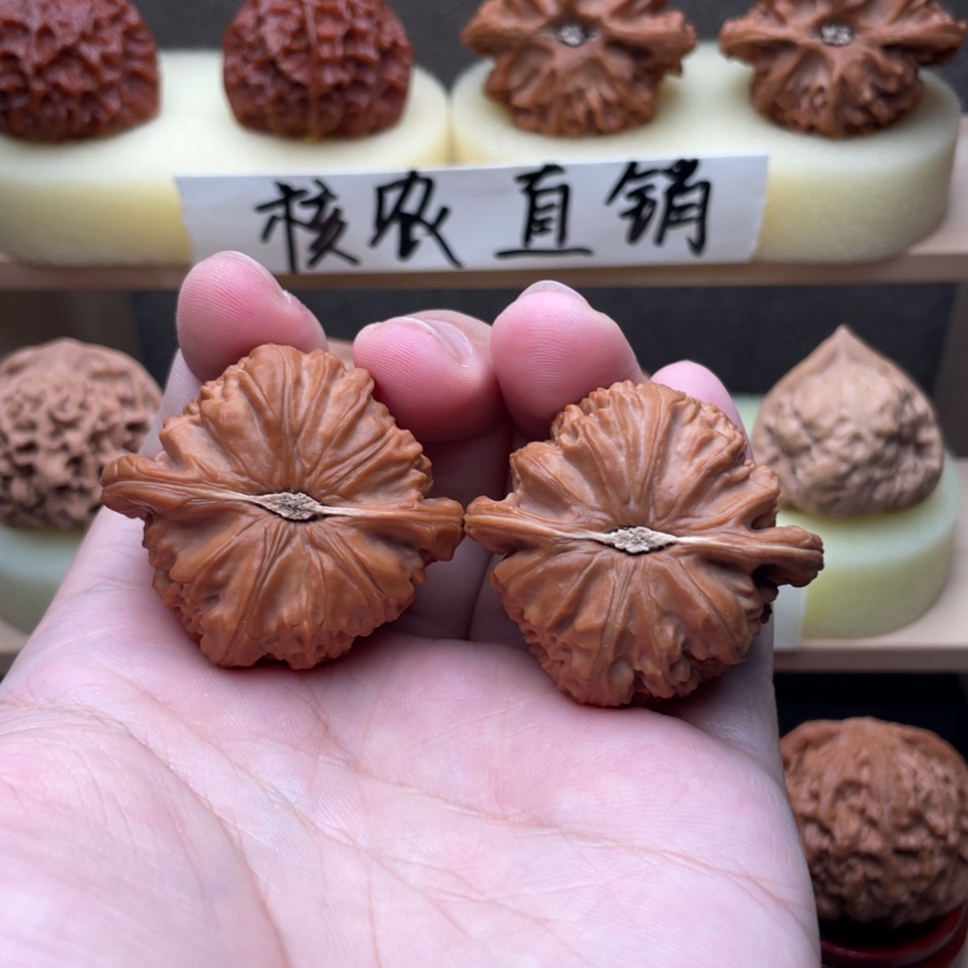 长***、吊坠文玩核桃三角白红皮41➕交友价