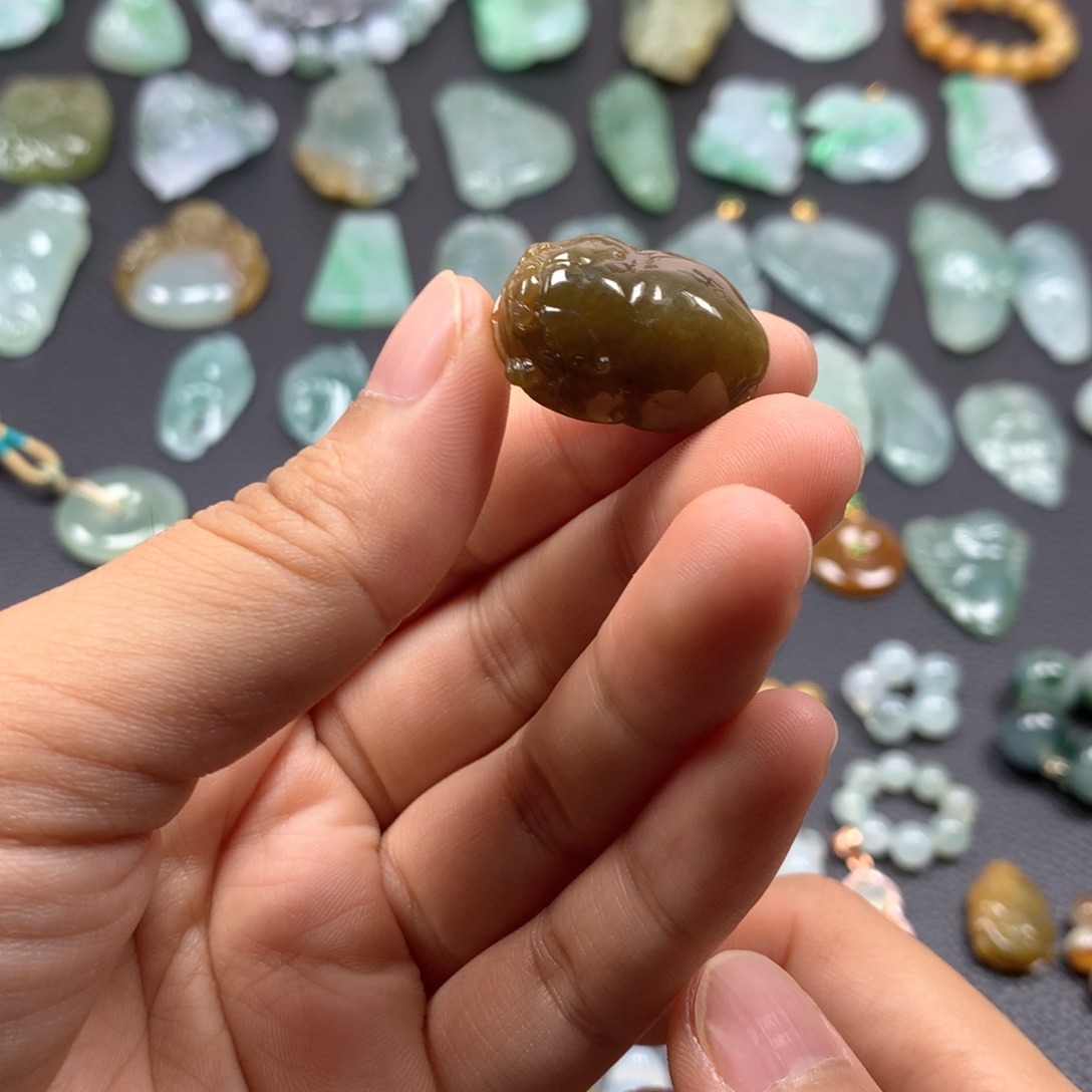 翡翠未镶嵌颈饰金蟾